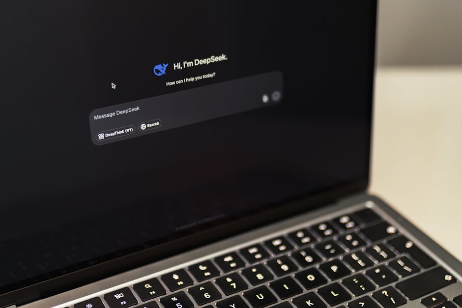 AIを使った副業でパソコン作業する会社員のイメージ