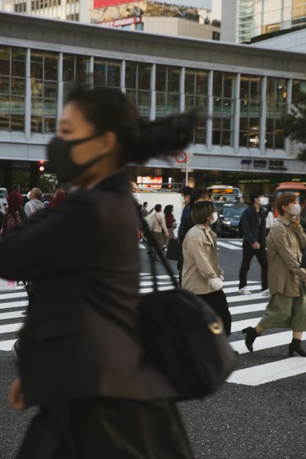 歩行者専用車線に立っている黒いジャケットの男