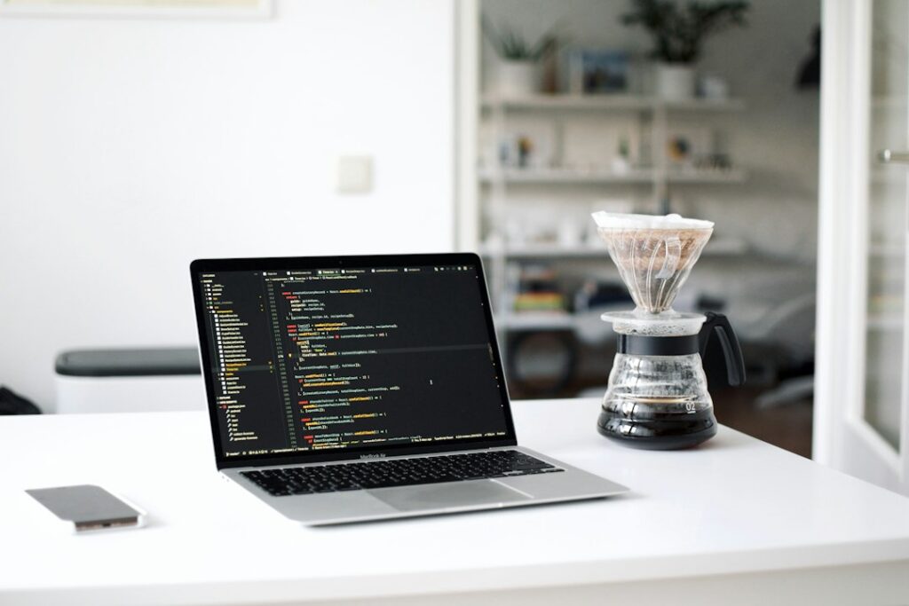 コードを確認しながらAIブログ自動化を改善するイメージ