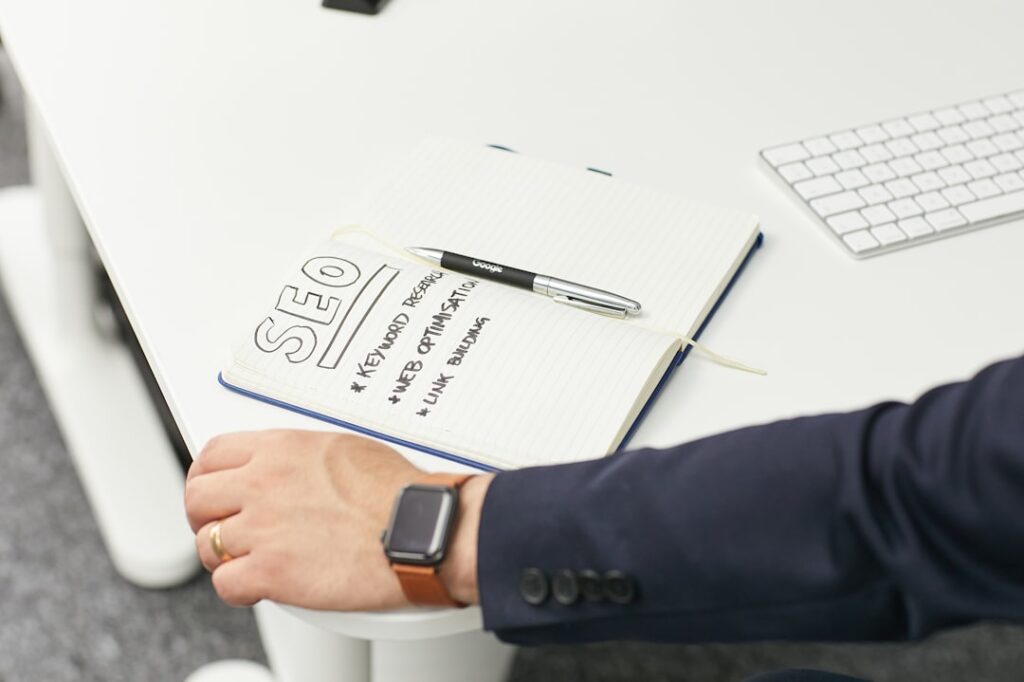 AdSense審査前のチェック項目を紙に書き出すイメージ