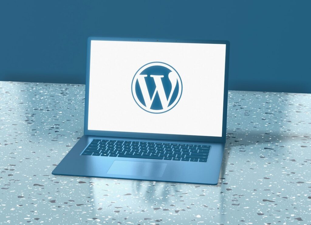 WordPressブログの記事整理とAdSense審査をイメージしたパソコン
