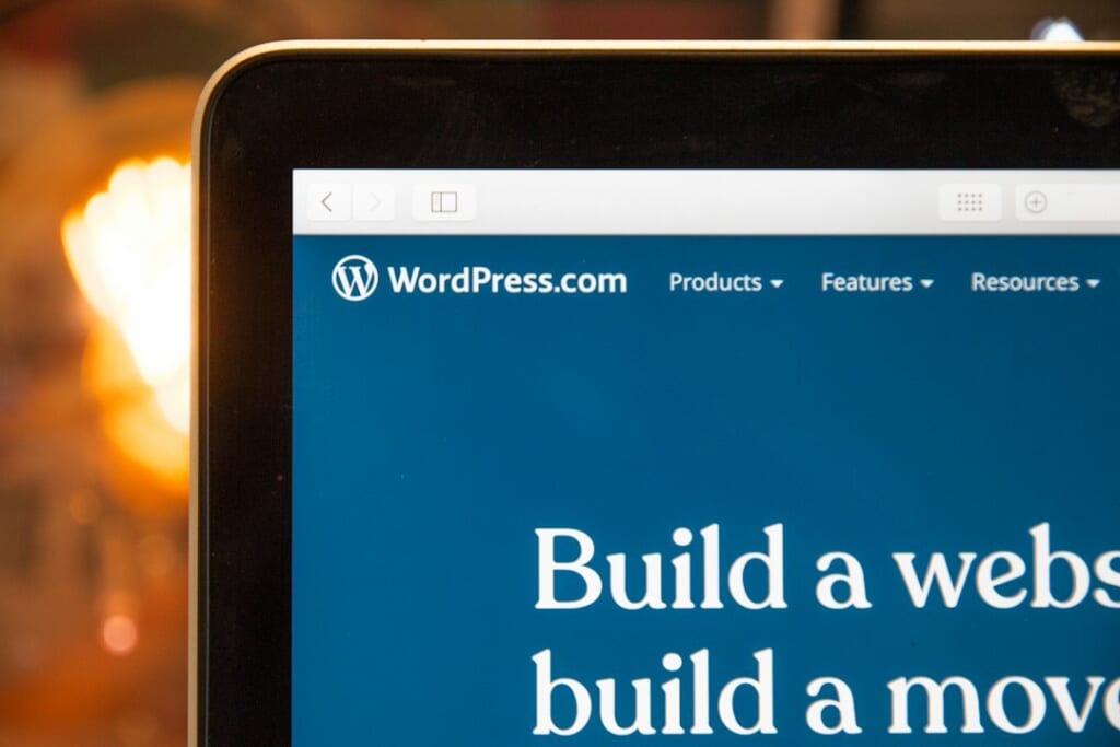 WordPress自動投稿のトラブルを確認するパソコン画面