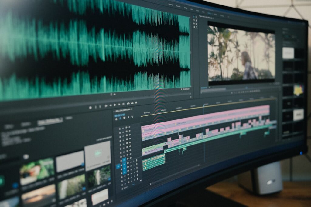 モニターで動画の品質を確認するYouTube自動化のイメージ