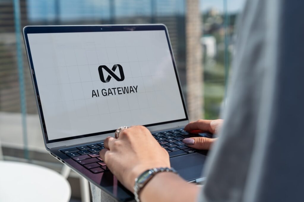 AI技術を使って副業の自動化を進めるパソコン作業のイメージ